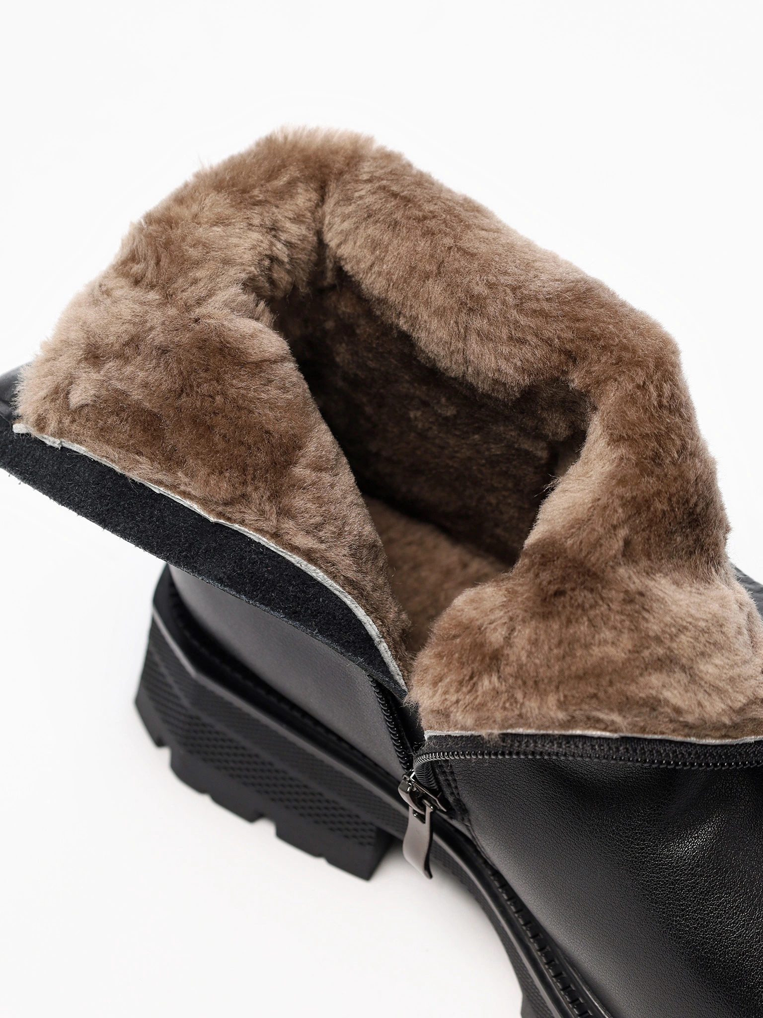 Ботинки черного цвета с декоративной молнией сзади